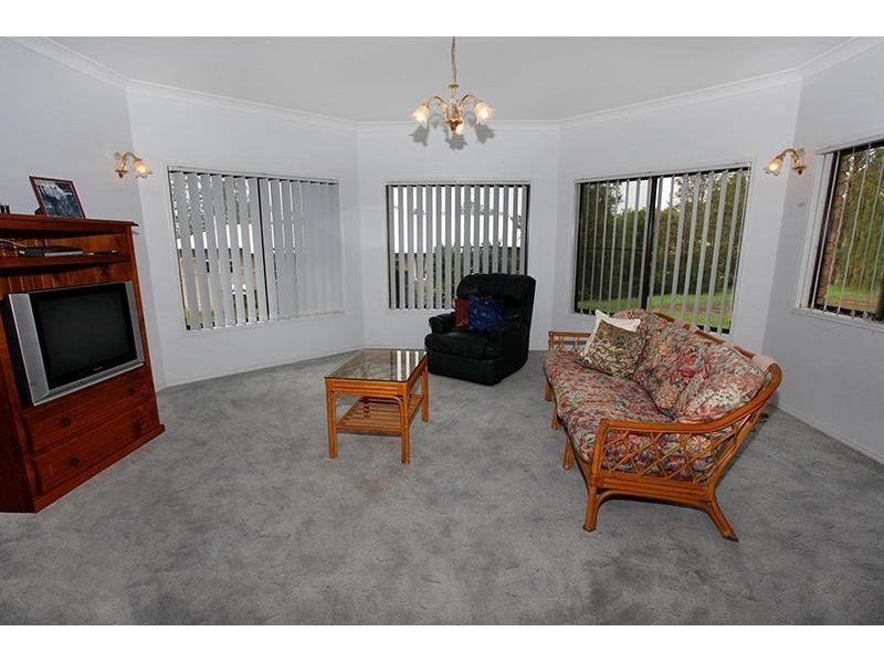 5 Oxford Court, Southside QLD 4570