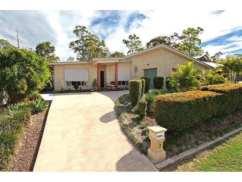 7 Suncrest Court, Southside QLD 4570