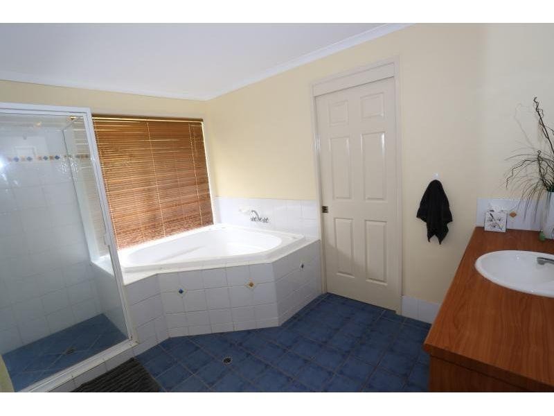 11 Oxford Ct, Southside QLD 4570