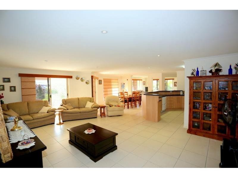 4 Petrie Court, Southside QLD 4570