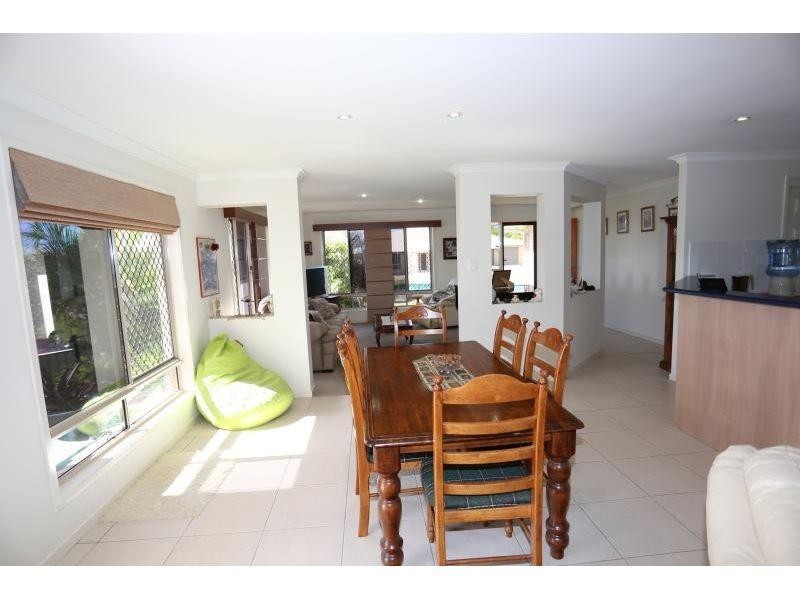 4 Petrie Court, Southside QLD 4570