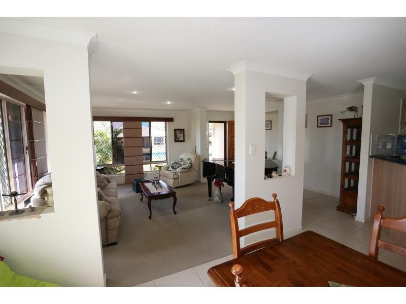 4 Petrie Court, Southside QLD 4570