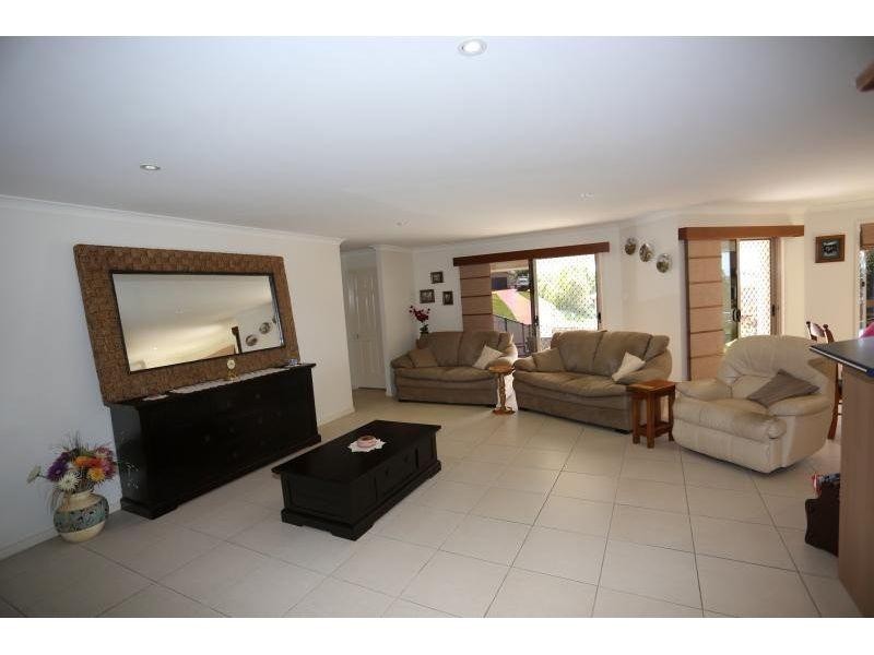 4 Petrie Court, Southside QLD 4570