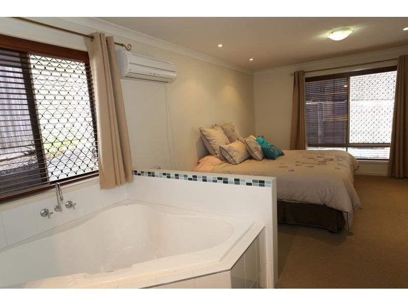 4 Petrie Court, Southside QLD 4570