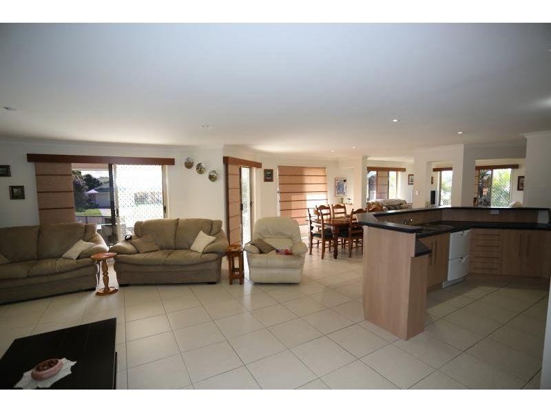 4 Petrie Court, Southside QLD 4570