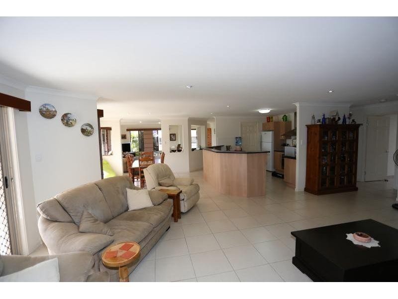 4 Petrie Court, Southside QLD 4570