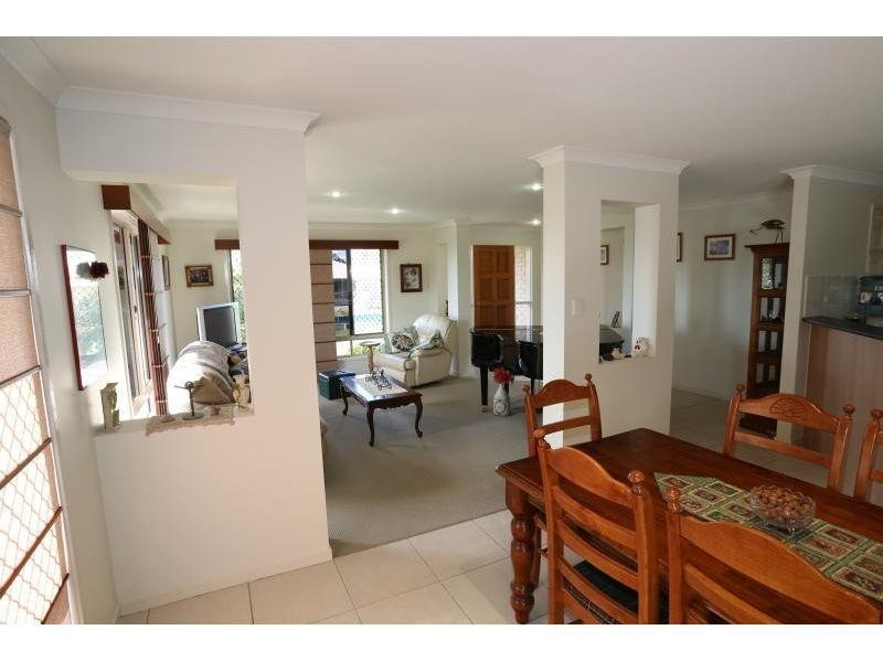 4 Petrie Court, Southside QLD 4570