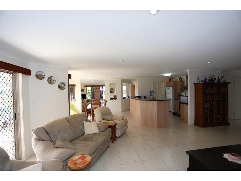 4 Petrie Court, Southside QLD 4570