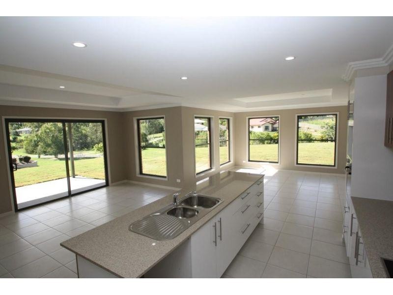 1 Deakin Court, Southside QLD 4570