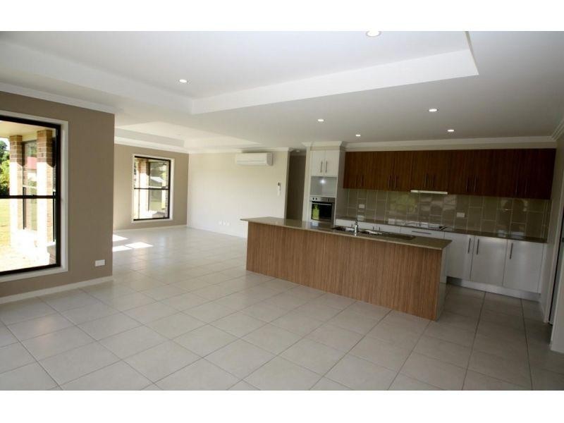 1 Deakin Court, Southside QLD 4570