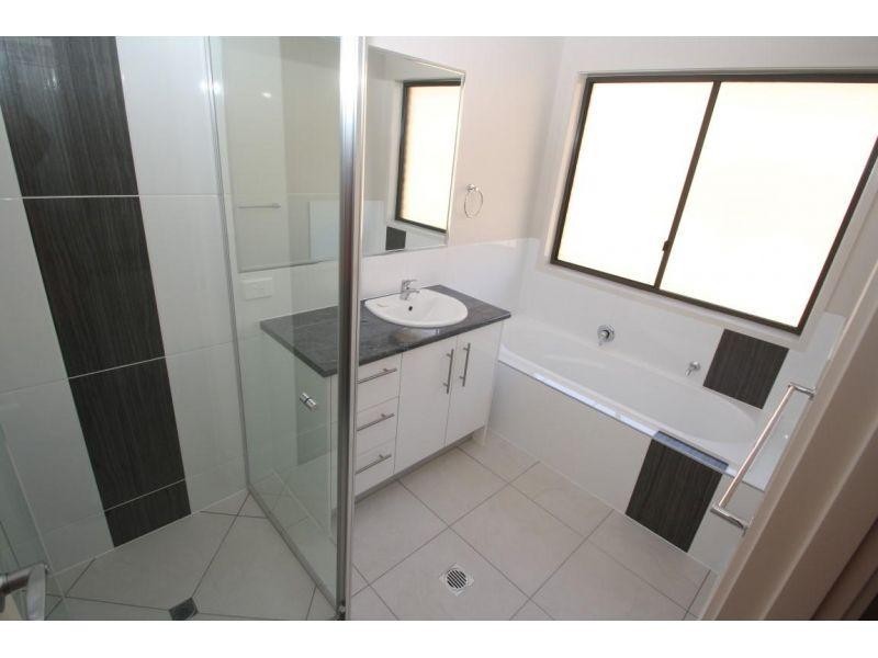 1 Deakin Court, Southside QLD 4570