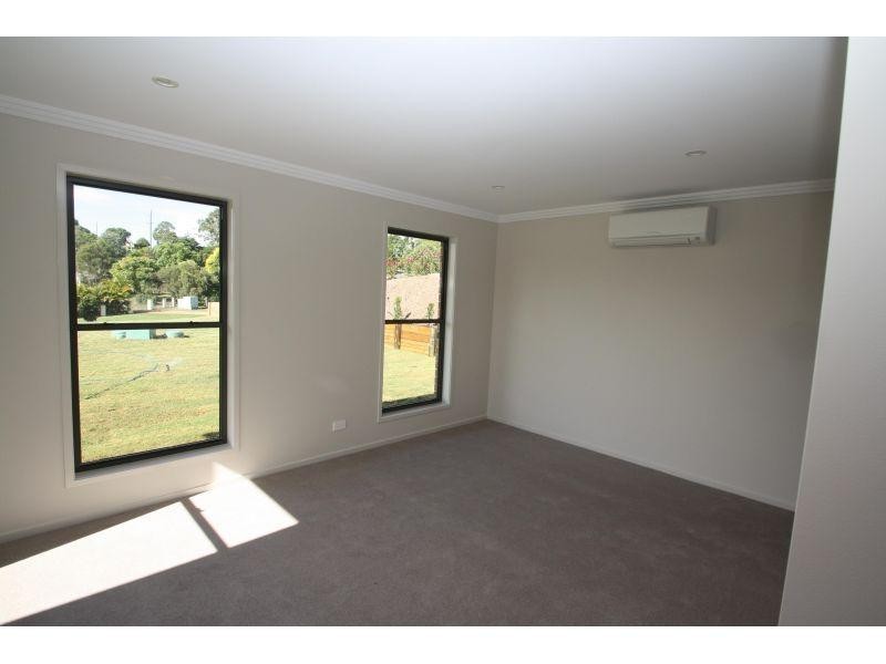 1 Deakin Court, Southside QLD 4570