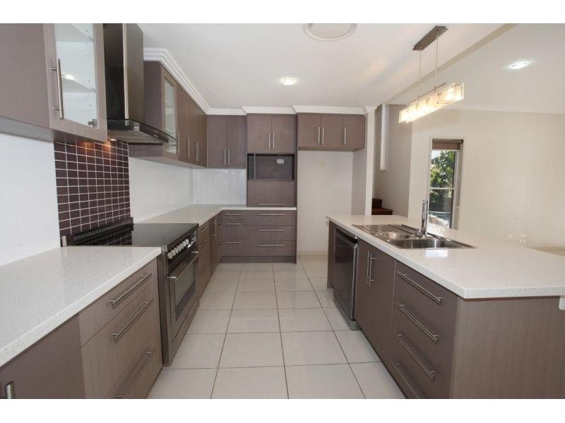 8 Oxley Court, Southside QLD 4570