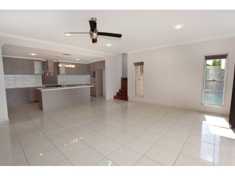 8 Oxley Court, Southside QLD 4570