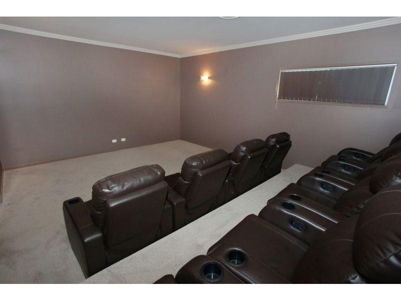 8 Oxley Court, Southside QLD 4570