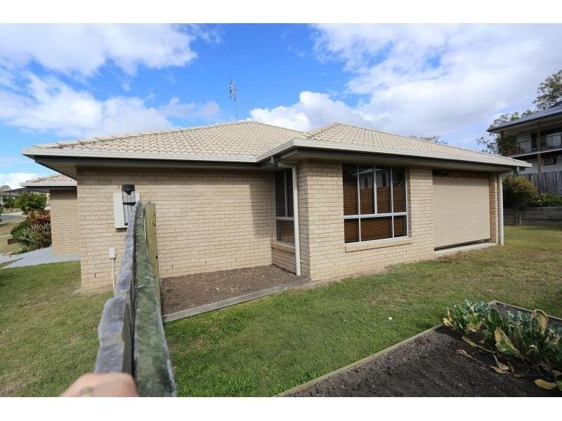 8 Vista Close, Southside QLD 4570