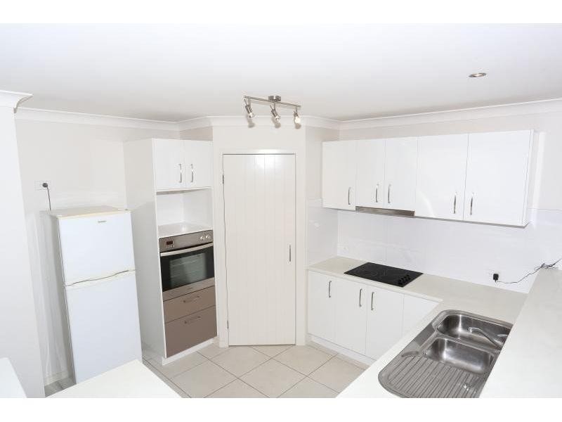 8 Vista Close, Southside QLD 4570