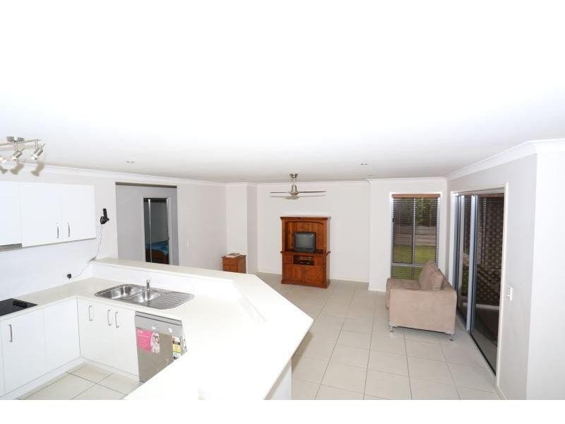 8 Vista Close, Southside QLD 4570