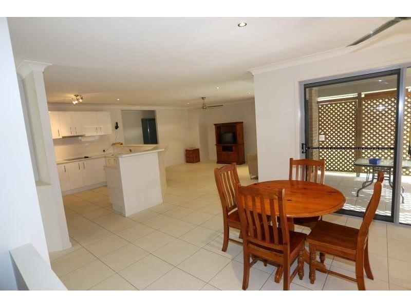 8 Vista Close, Southside QLD 4570