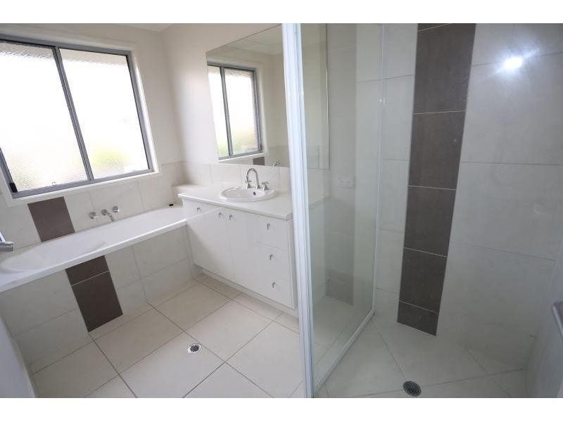 8 Vista Close, Southside QLD 4570