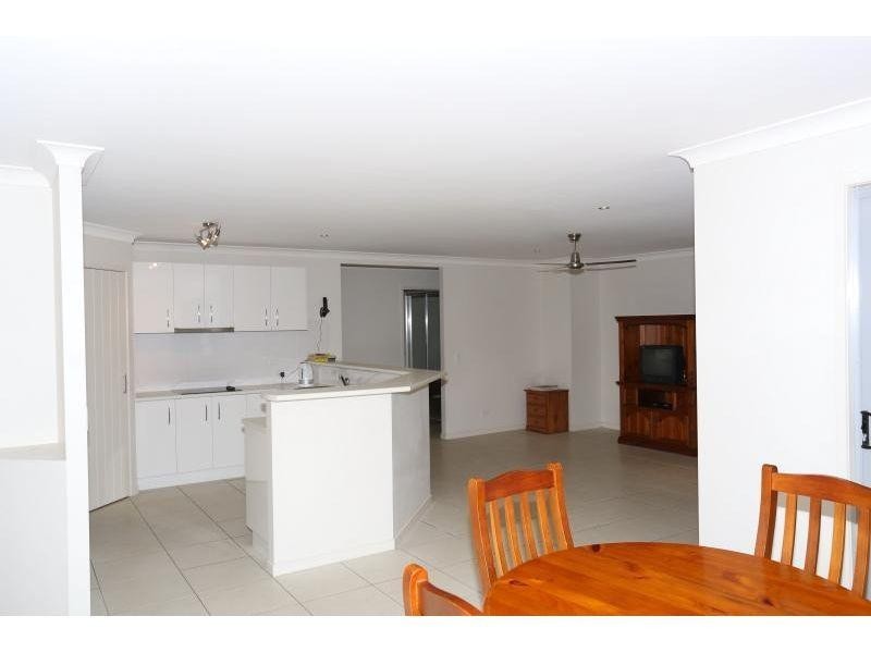 8 Vista Close, Southside QLD 4570