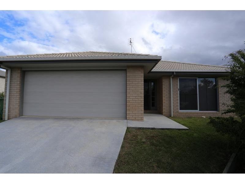 8 Vista Close, Southside QLD 4570