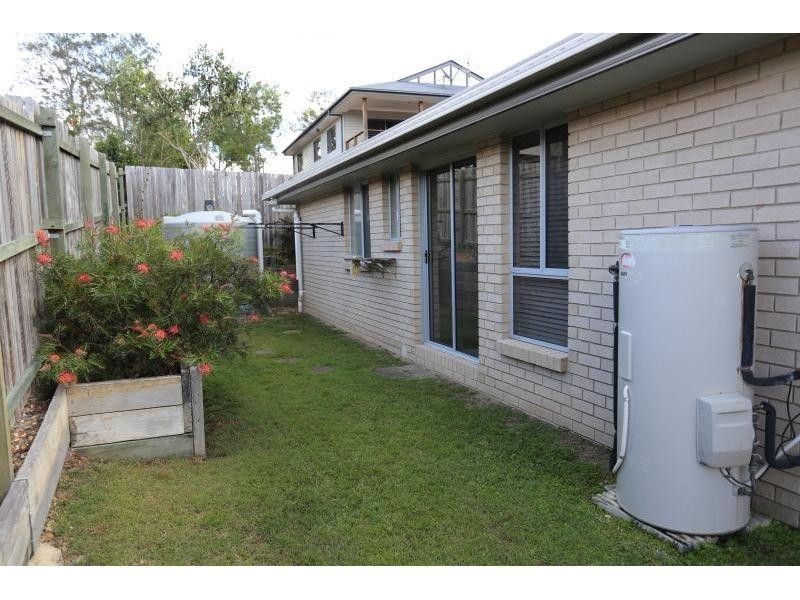 8 Vista Close, Southside QLD 4570