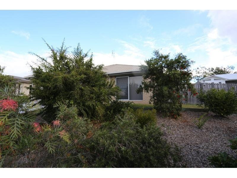 8 Vista Close, Southside QLD 4570