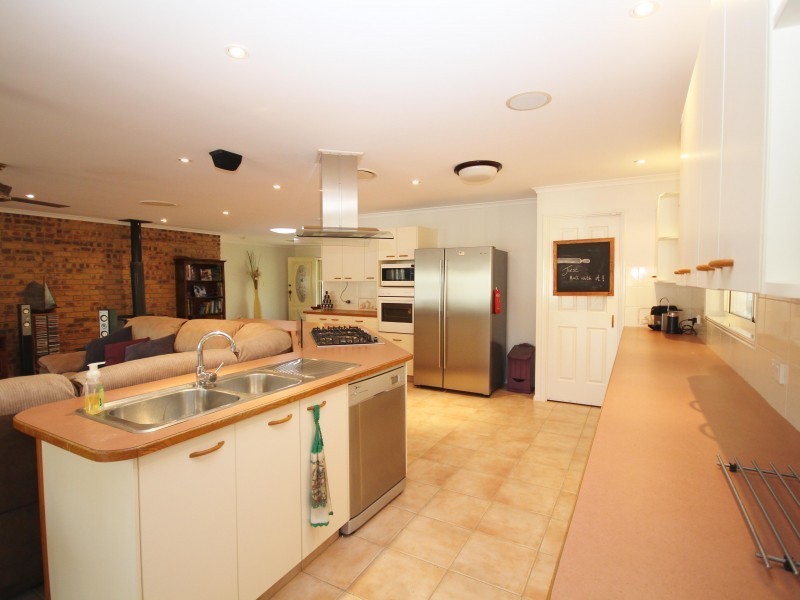 8 Oxford Court, Southside QLD 4570