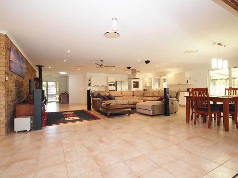 8 Oxford Court, Southside QLD 4570