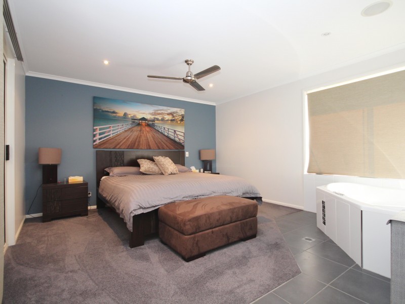 8 Oxford Court, Southside QLD 4570