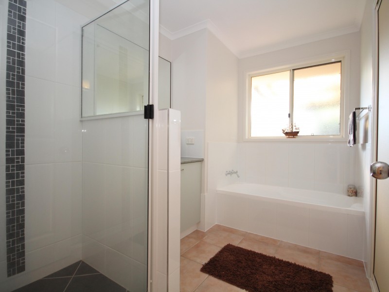 8 Oxford Court, Southside QLD 4570