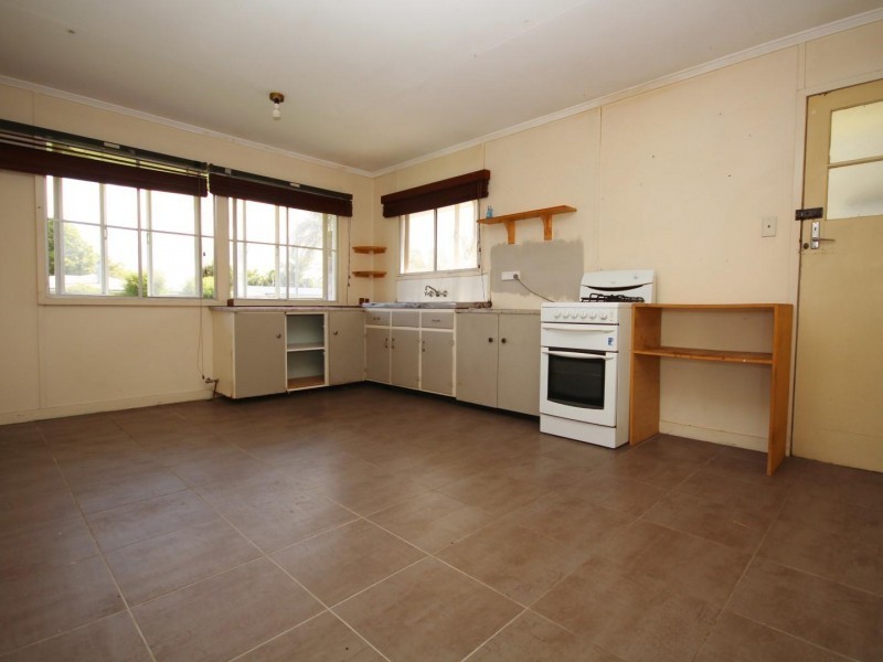 10 Neil Street, Southside QLD 4570