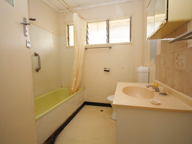 10 Neil Street, Southside QLD 4570