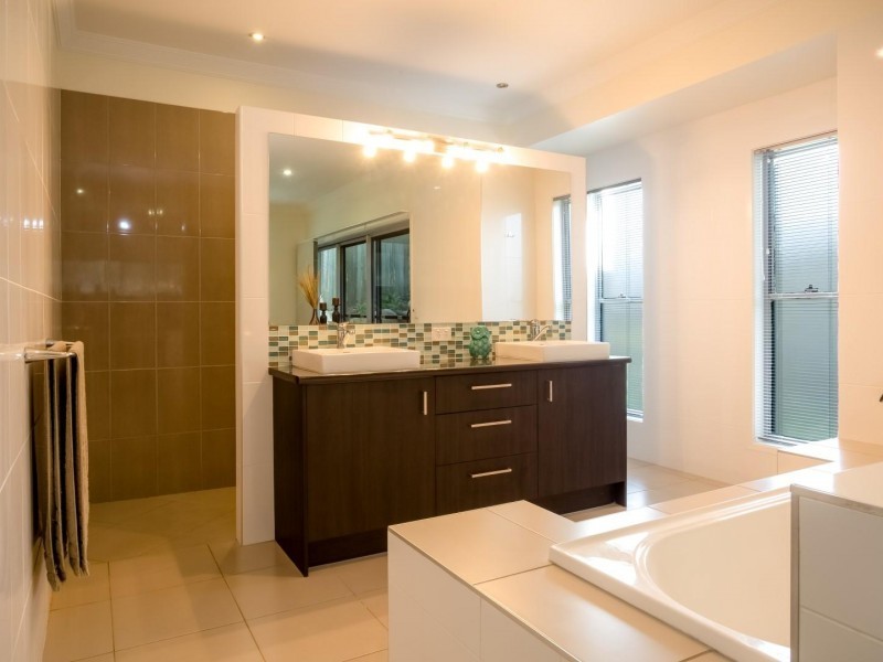 5 Gardenia Court, Southside QLD 4570