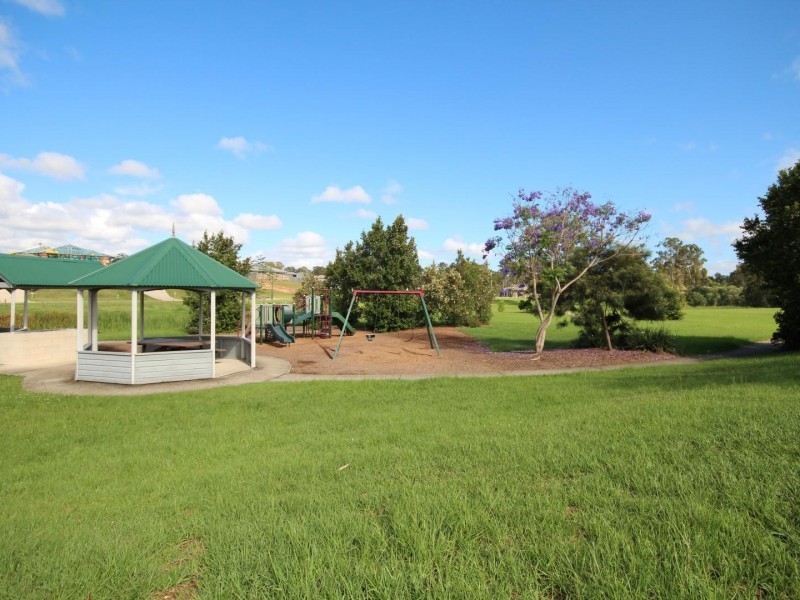 35 Presidential Ave, Jones Hill QLD 4570