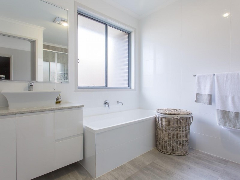 5 Iris Court, Southside QLD 4570