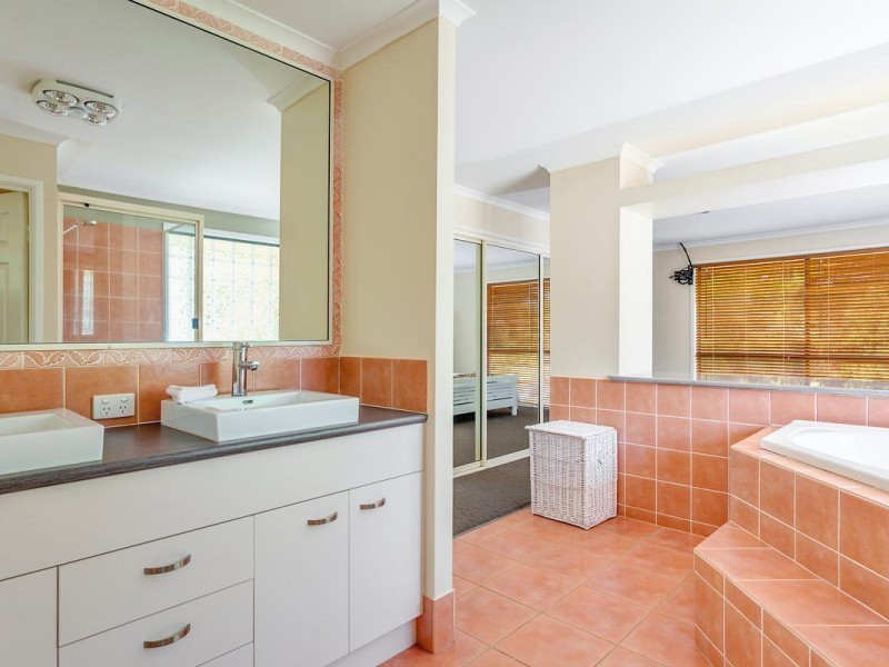 9 Oxford Court, Southside QLD 4570