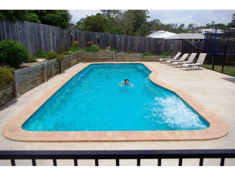 3 Decker Place, Southside QLD 4570