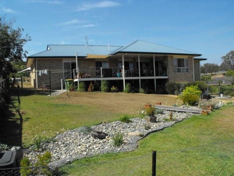 8 Deakin Court, Southside QLD 4570