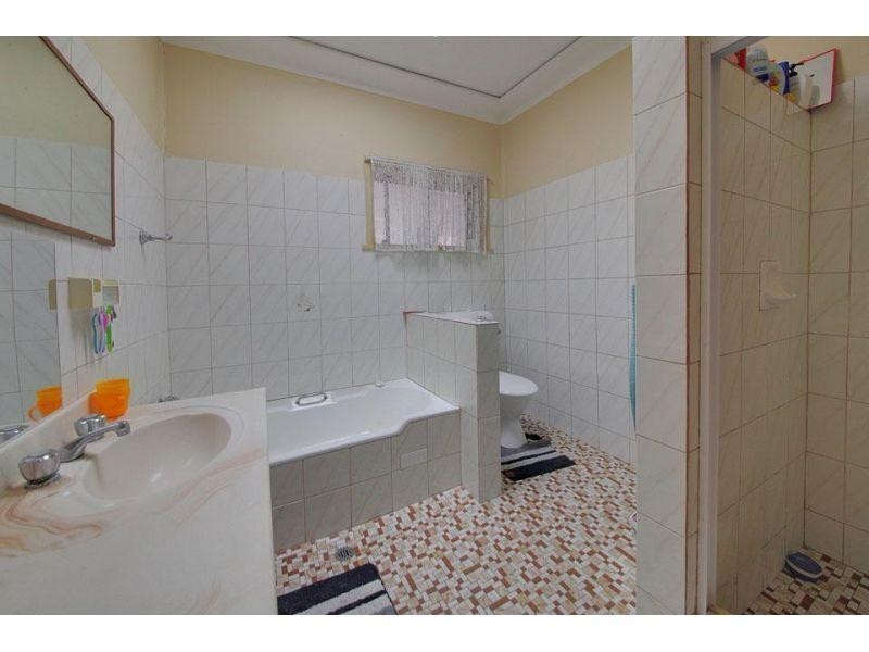 27 Boyne Ave, Pendle Hill NSW 2145