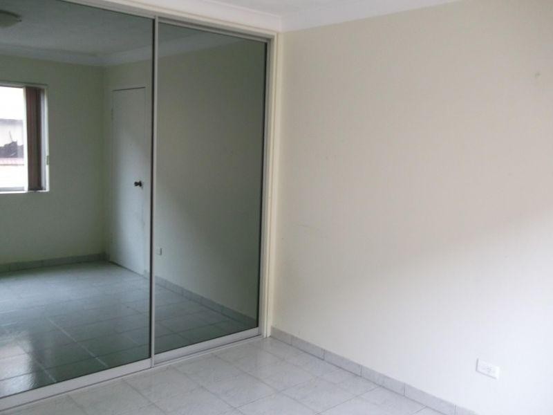 1/4 Queens Road, Westmead NSW 2145