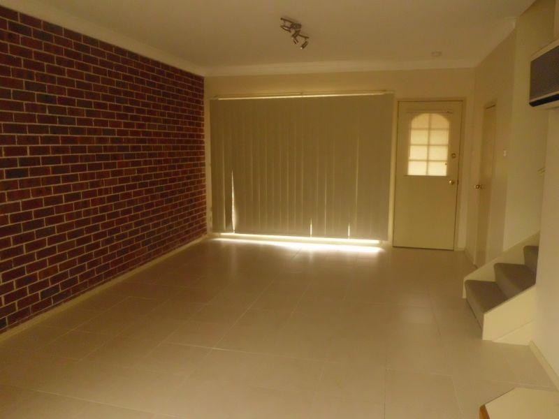 2/40-42 Wyena Road, Pendle Hill NSW 2145