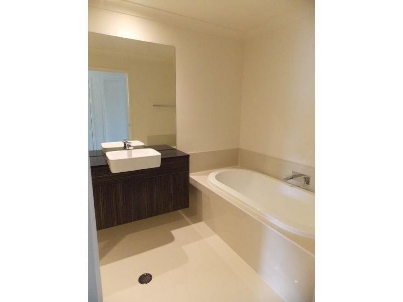 01 Norris Street, Pacific Pines QLD 4211