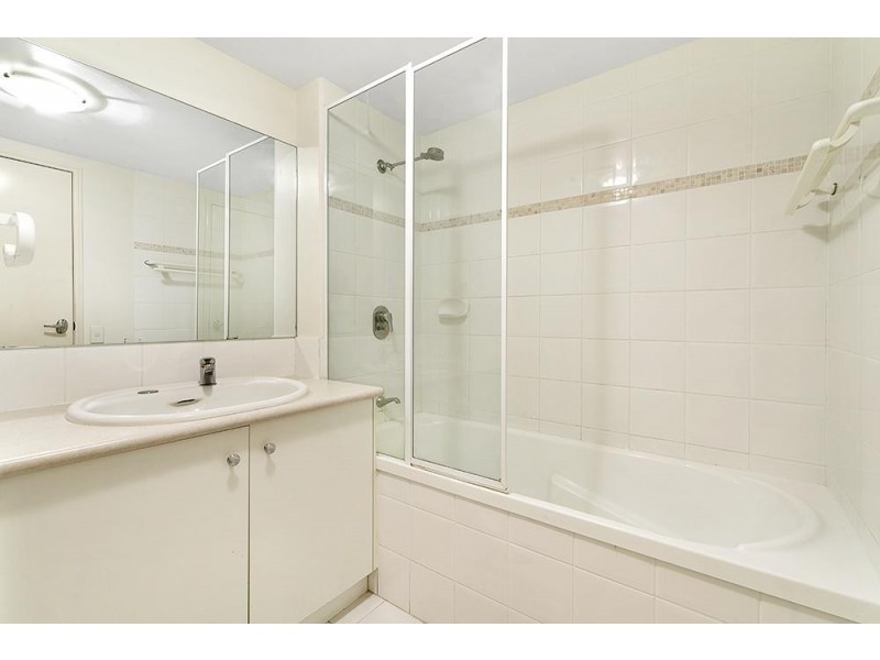 142 Stanhill Drive, Chevron Island QLD 4217