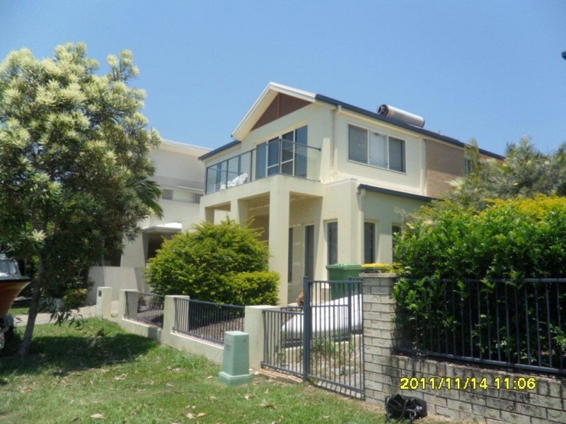 3 Moyenne Crescent, Varsity Lakes QLD 4227