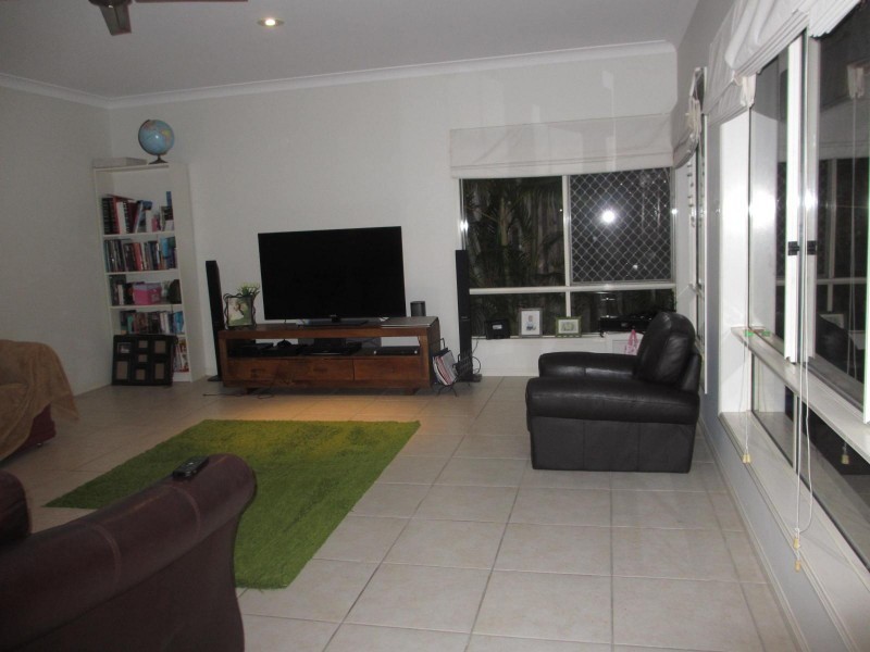 3 Moyenne Crescent, Varsity Lakes QLD 4227