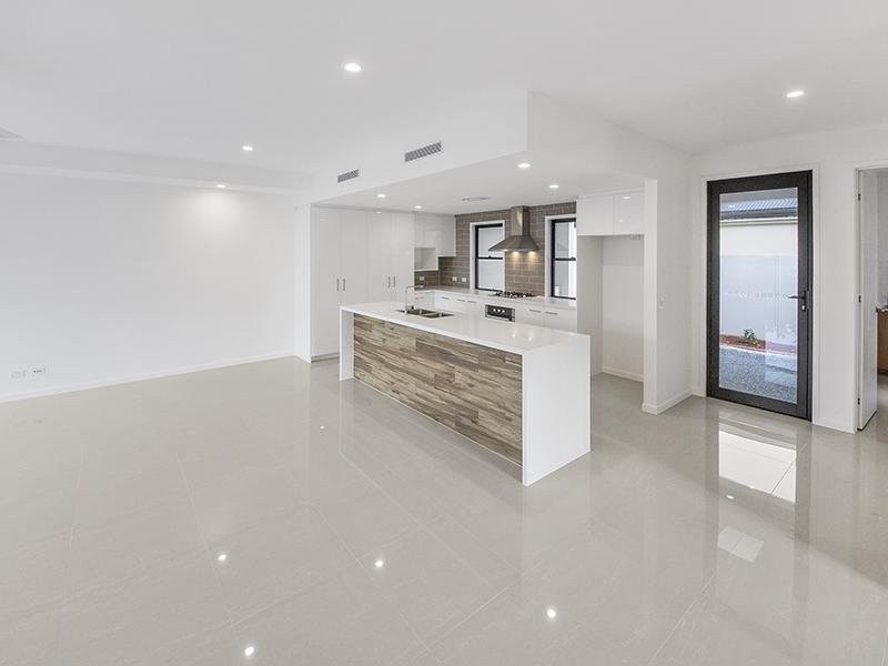 2/2 Heights Drive, Robina QLD 4226