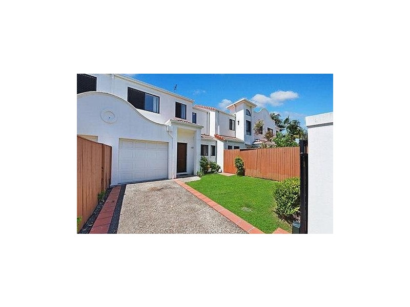 4 Scenic Avenue, Benowa QLD 4217