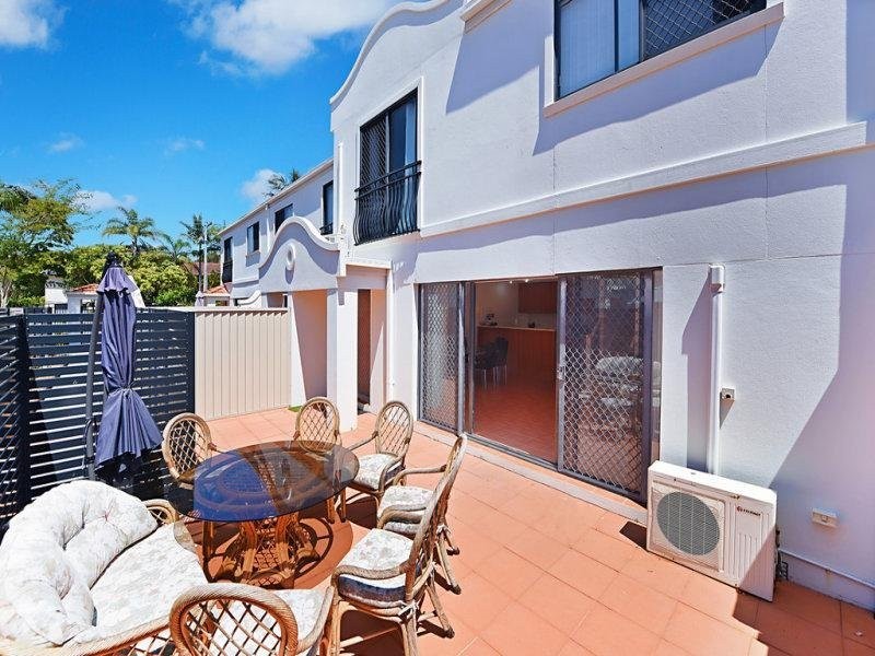 4 Scenic Avenue, Benowa QLD 4217